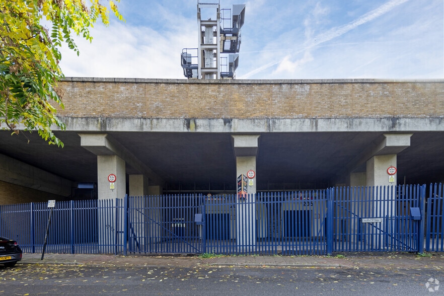 203-204A Virgil St, Londres à louer - Photo du bâtiment - Image 2 de 2