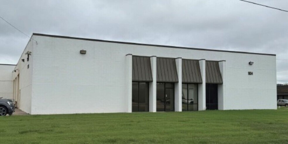 1834 S Florence Ct, Wichita, KS for lease - Building Photo - Image 1 of 2