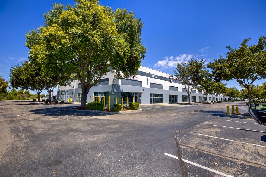 2001 Arch-Airport Rd, Stockton, CA à louer - Photo du bâtiment - Image 2 de 4