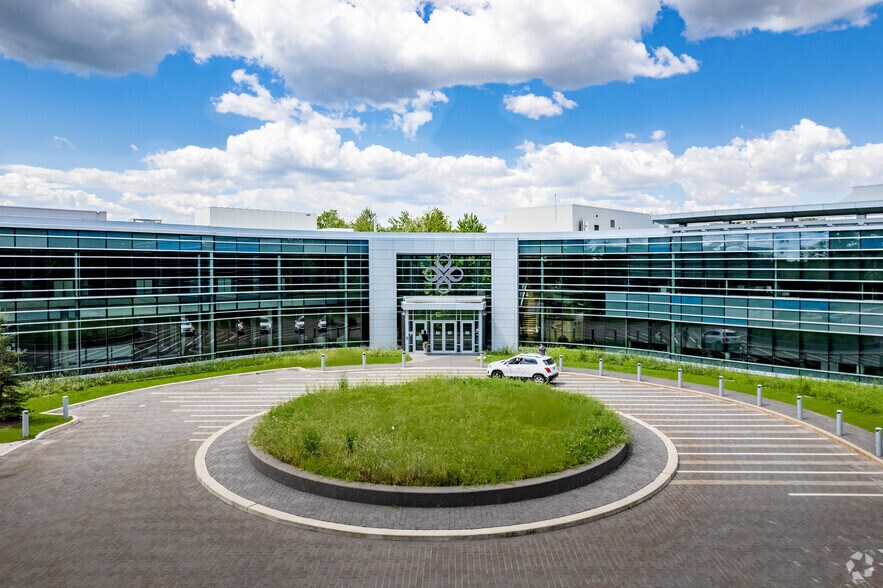 4600-4700 Rue Armand-Frappier, Longueuil, QC à vendre - Photo du bâtiment - Image 1 de 1