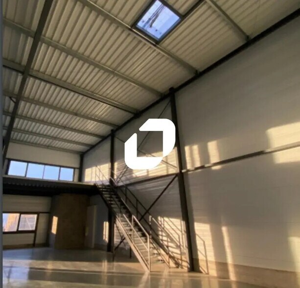 Flex dans Coublevie à louer - Photo du bâtiment - Image 2 de 10