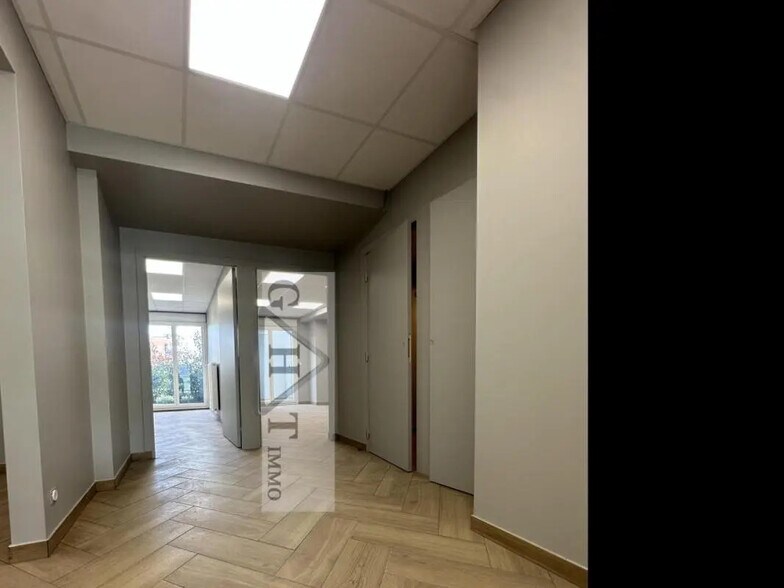 Retail in Créteil for lease - Interior Photo - Image 3 of 9
