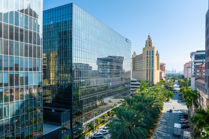 201 Alhambra Cir, Coral Gables, FL à louer - Photo du bâtiment - Image 2 de 7