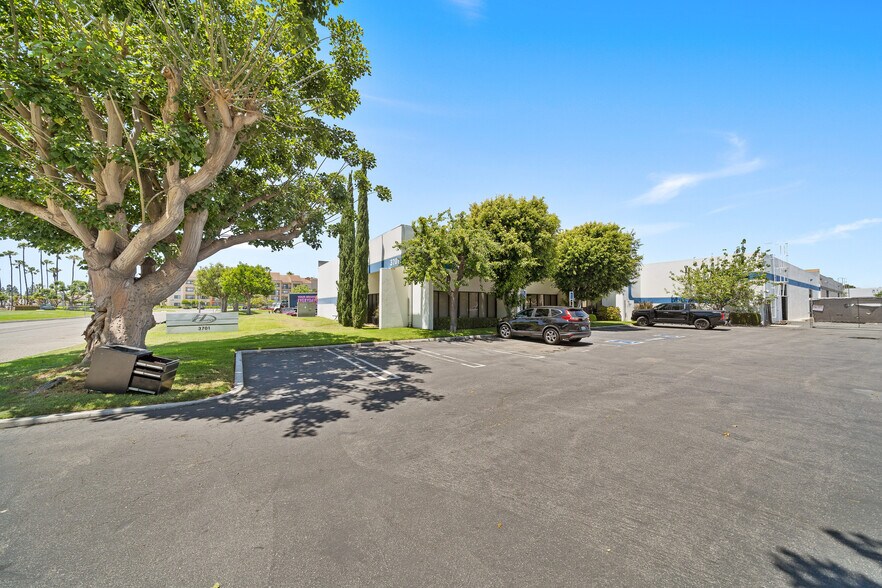 3701 W Carriage Dr, Santa Ana, CA à louer - Photo du bâtiment - Image 2 de 5