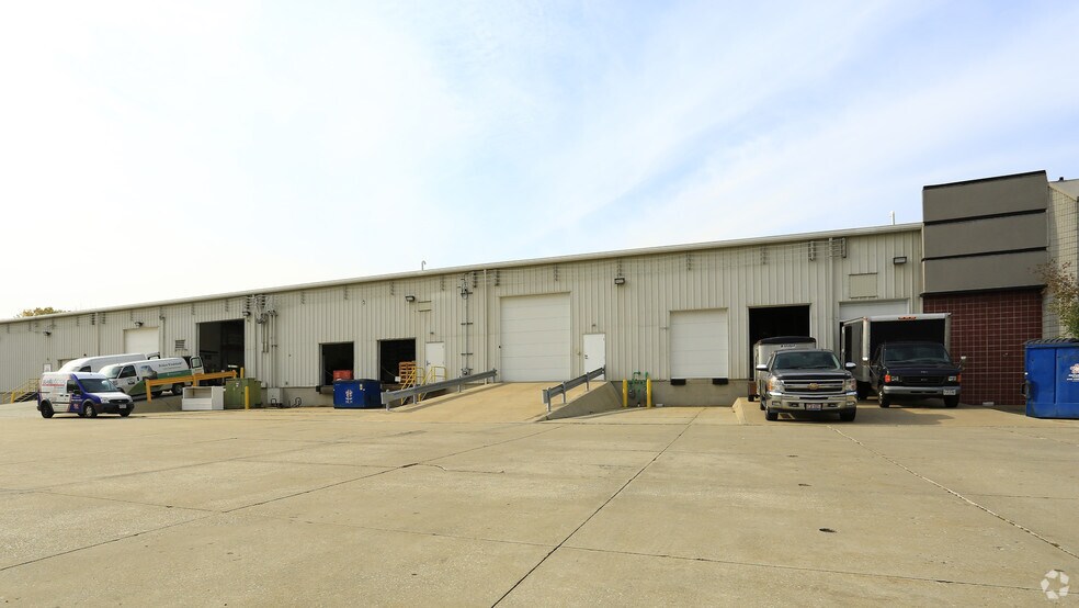 5399 Lancaster Dr, Brooklyn Heights, OH à louer - Photo du bâtiment - Image 3 de 7