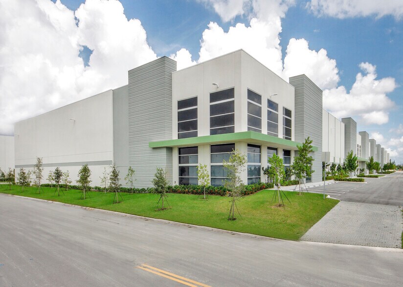 8901 NW 87th Ave, Medley, FL à louer - Photo du bâtiment - Image 1 de 5
