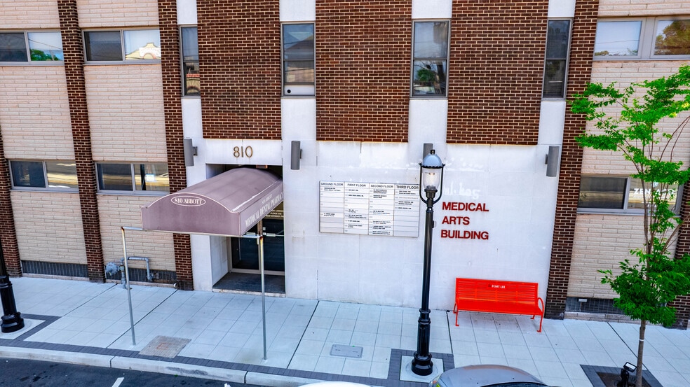 810 Abbott Blvd, Fort Lee, NJ for sale - Building Photo - Image 2 of 9