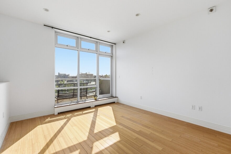 146 Diamond St, Brooklyn, NY for sale - Interior Photo - Image 3 of 10