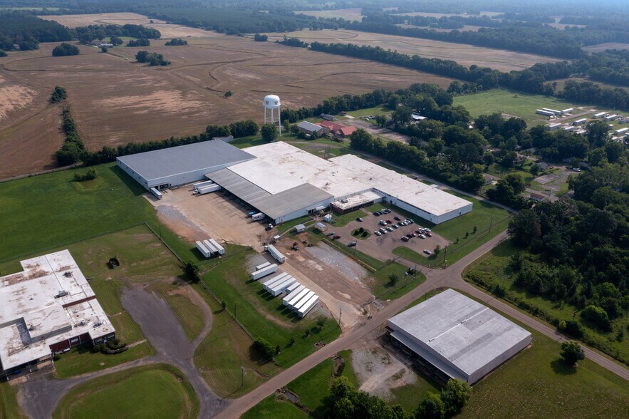 555 Matthews Dr, Canton, MS à louer - Photo du bâtiment - Image 2 de 7