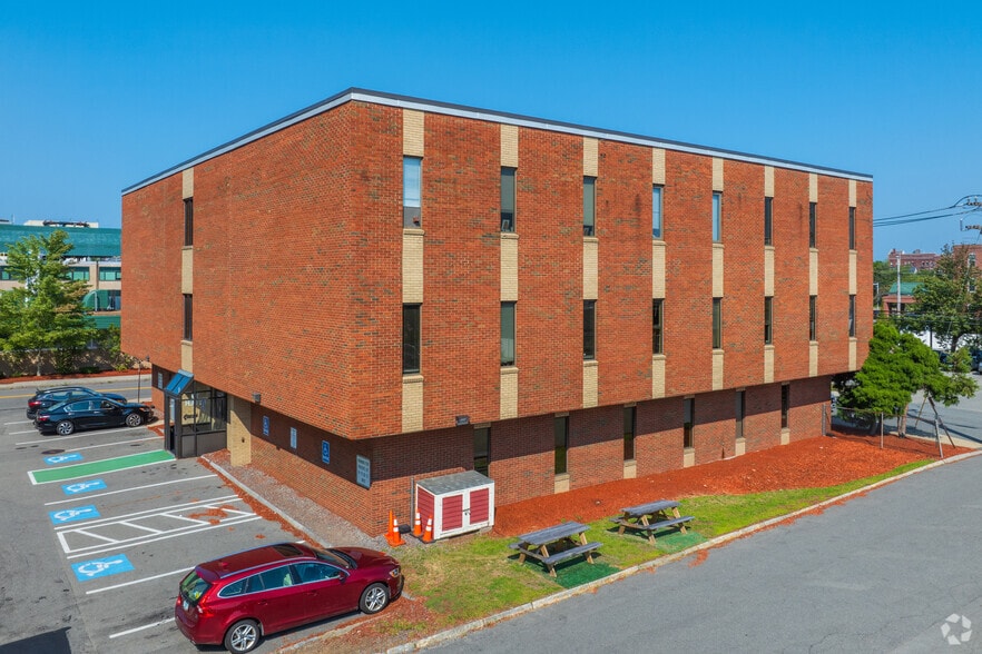 19 Tyler St, Nashua, NH for sale - Primary Photo - Image 1 of 5