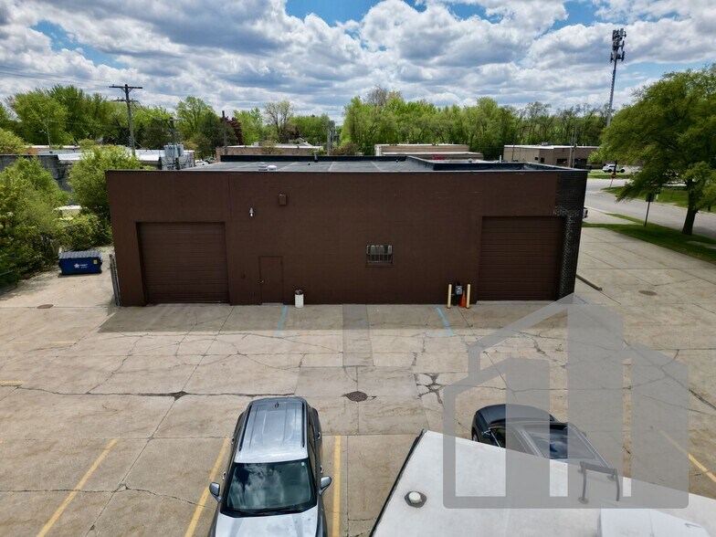 20712 Robinson St, Farmington Hills, MI à louer - Photo du bâtiment - Image 2 de 8