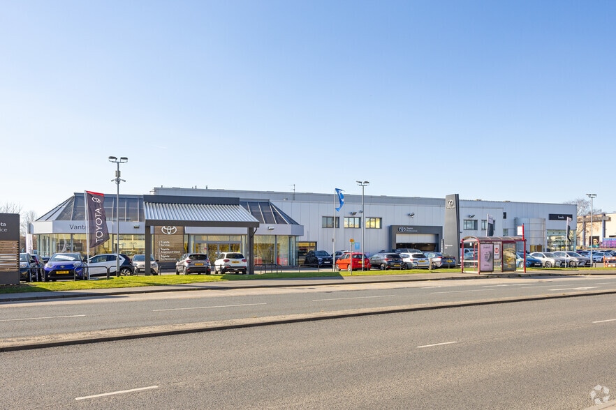 North West Side of Gelderd Road portfolio of 2 properties for sale on LoopNet.ca - Primary Photo - Image 1 of 2