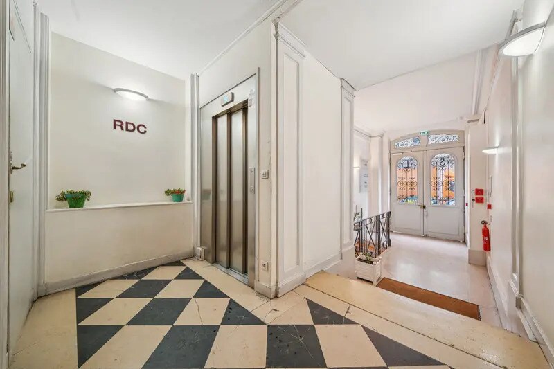 Office in Paris for lease - Lobby - Image 3 of 15