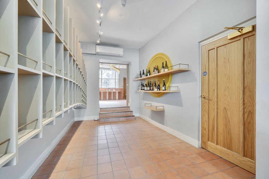 102 Islington High St, London for lease - Building Photo - Image 2 of 5