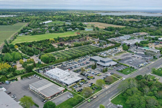 Plus de détails pour 691 County Road 39A, Southampton, NY - Commerce de détail à louer