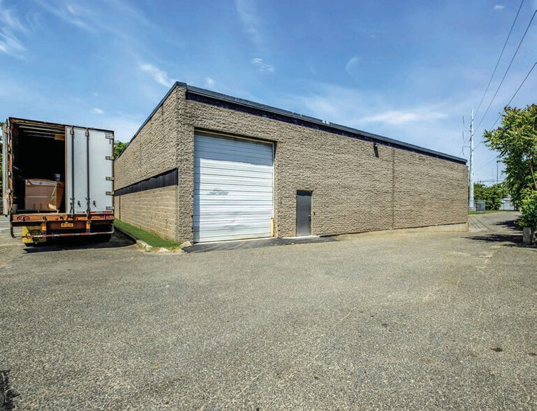 130 Hoffman Ln, Islandia, NY à vendre - Photo du bâtiment - Image 2 de 14