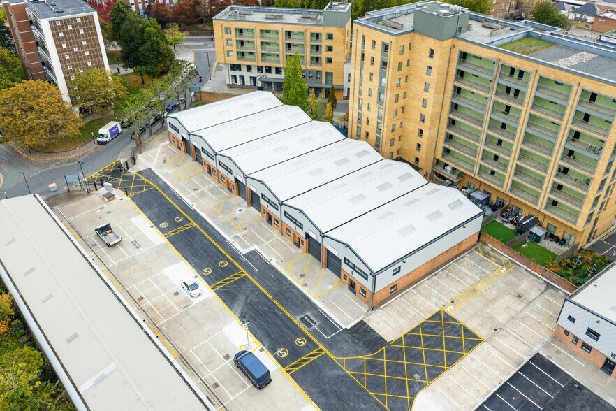 Langhedge Ln, Londres à louer - Photo du bâtiment - Image 2 de 17