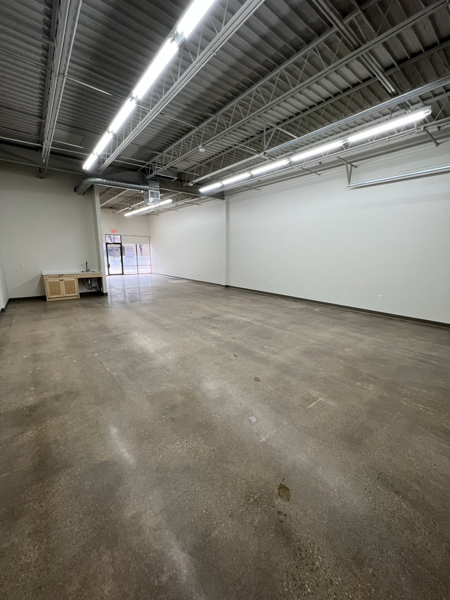 13731-13745 Omega Dr, Farmers Branch, TX for lease Interior Photo- Image 1 of 4