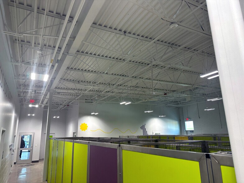 6335 15 Mile Rd, Sterling Heights, MI à vendre - Photo du bâtiment - Image 2 de 6