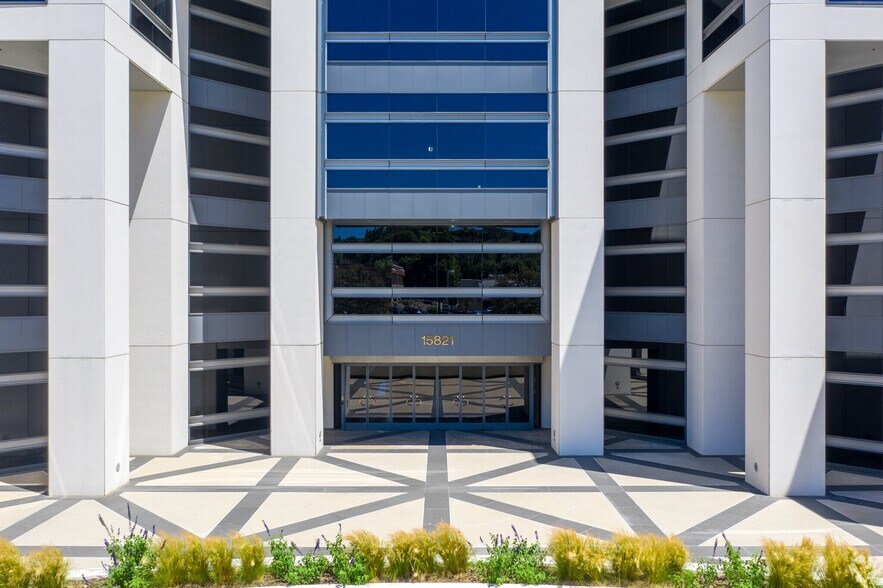 15821 Ventura Blvd, Encino, CA à louer - Photo du bâtiment - Image 3 de 8