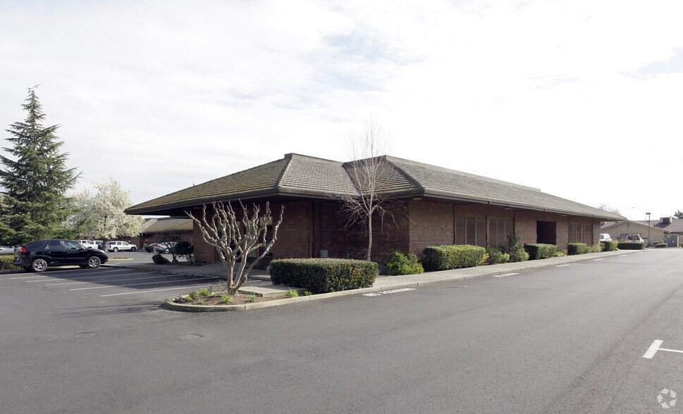 301 S Ham Ln, Lodi, CA à louer - Photo du bâtiment - Image 3 de 15