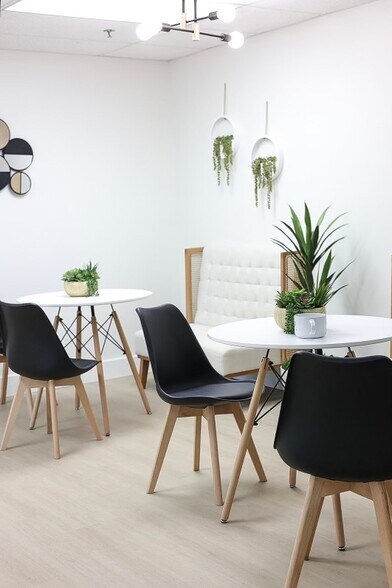 1710 E Tiffany Dr, West Palm Beach, FL à louer - Photo du bâtiment - Image 3 de 8