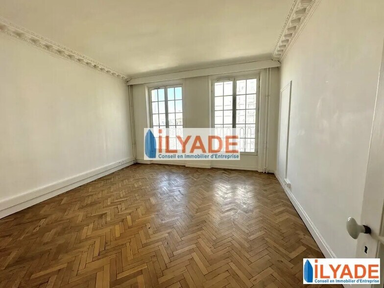 15 17 Voie La Canebiere, Marseille for lease - Interior Photo - Image 3 of 12