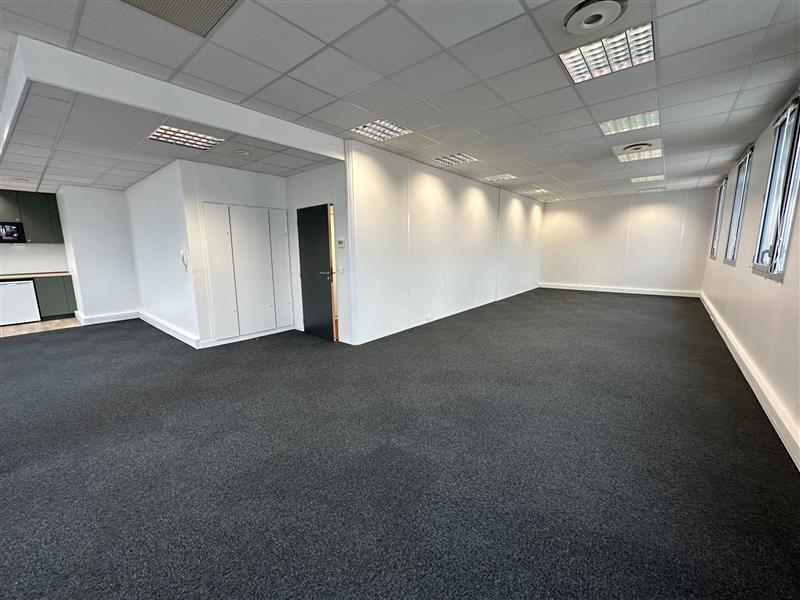 Office in Champs-sur-Marne for lease Interior Photo- Image 1 of 7