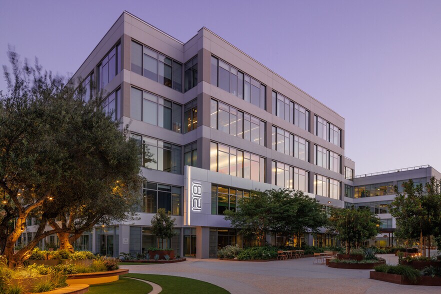 12121 Bluff Creek Dr, Playa Vista, CA à louer - Photo du bâtiment - Image 2 de 11