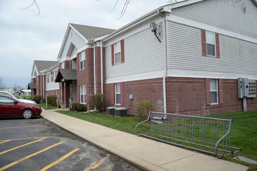 1031 Ivey Ln, Lebanon, MO for sale - Building Photo - Image 2 of 17