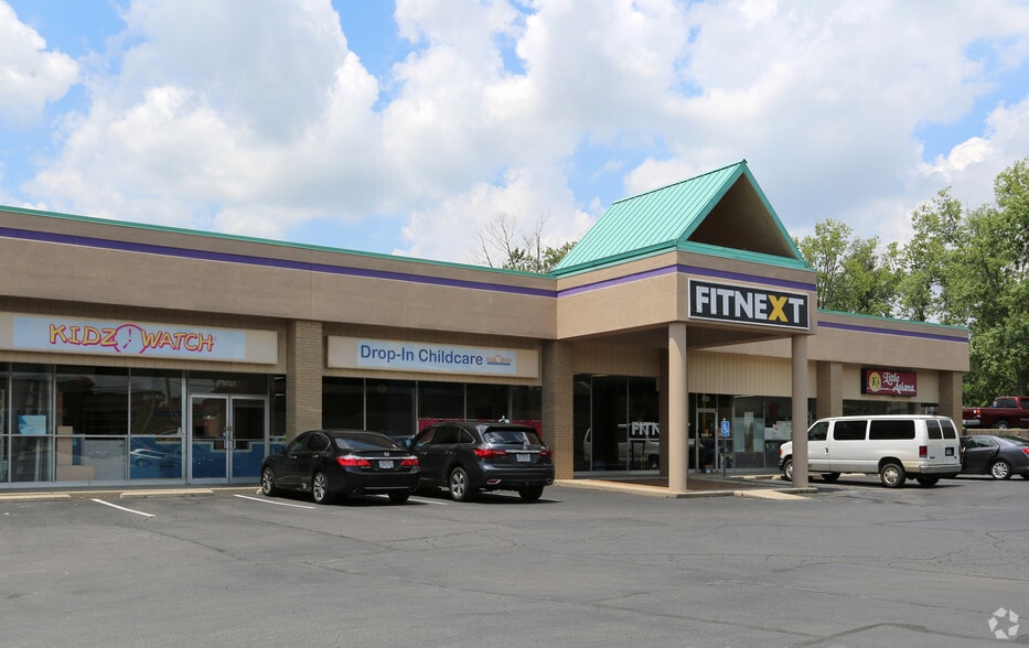 9717-9731 Montgomery Rd, Cincinnati, OH for lease - Building Photo - Image 2 of 9