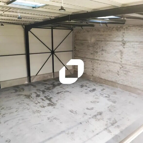 Flex in Les Pavillons-sous-Bois for lease - Interior Photo - Image 3 of 6