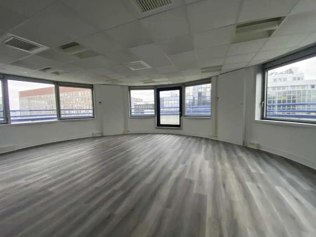 Office in Noisy-le-Grand for lease Interior Photo- Image 1 of 11