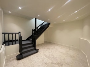 Retail in Paris for lease Interior Photo- Image 2 of 4