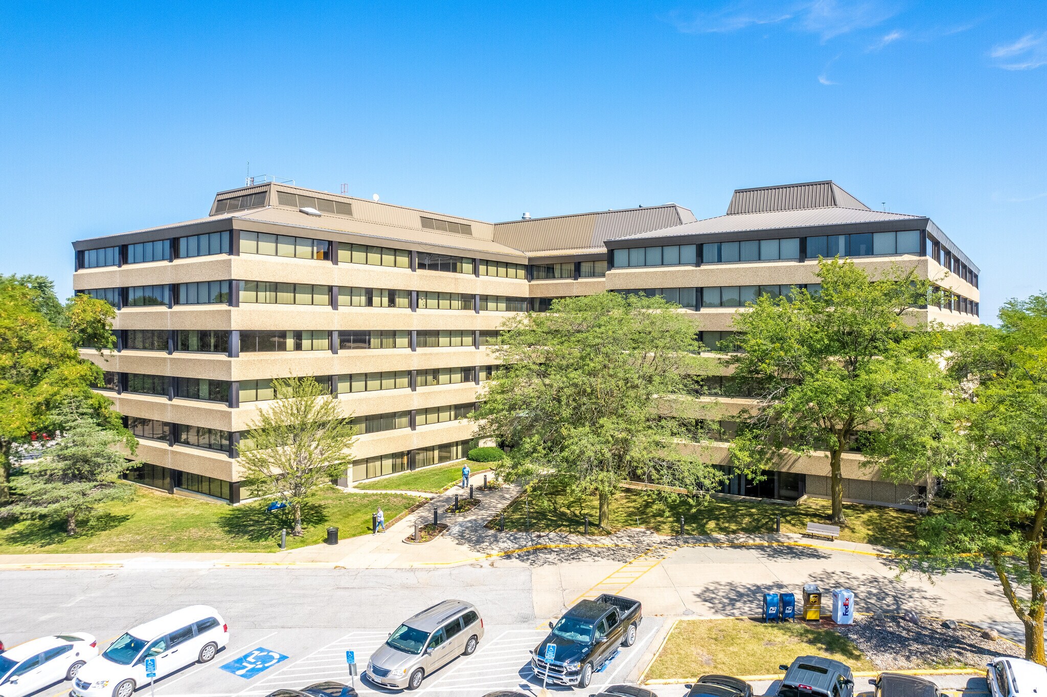 6200 Aurora Ave, Urbandale, IA for lease Primary Photo- Image 1 of 10