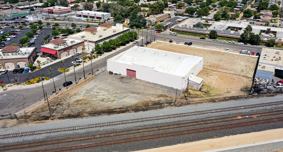 1945 W Yale Ave, Fresno, CA à vendre - Photo du bâtiment - Image 2 de 6