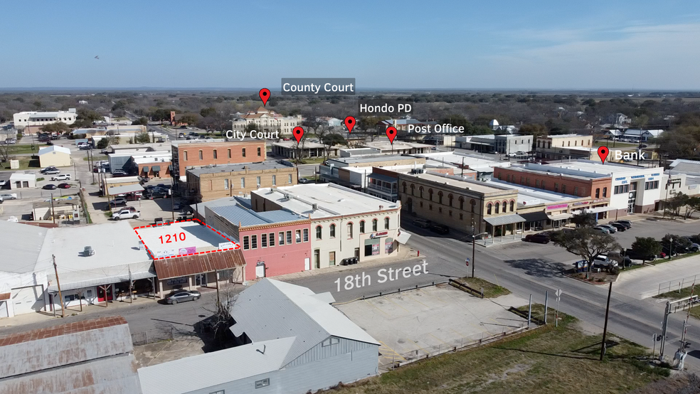 1210 18th St, Hondo, TX à vendre - Photo du bâtiment - Image 1 de 1