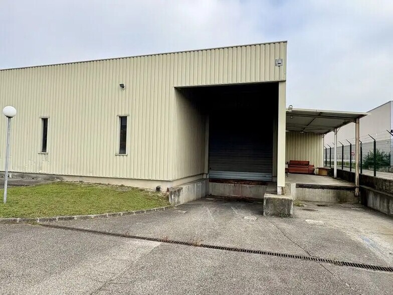 Flex dans Genas à louer - Photo du bâtiment - Image 3 de 13
