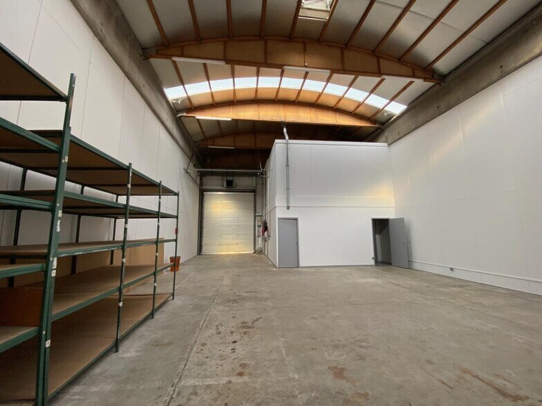 Flex in Dardilly for lease - Interior Photo - Image 2 of 11