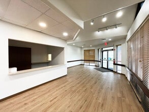 10611 W Fairmont Pky, La Porte, TX for sale Interior Photo- Image 2 of 16