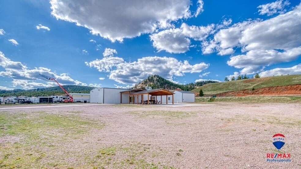 2423 E Cleveland St, Sundance, WY à vendre - Photo du bâtiment - Image 2 de 70