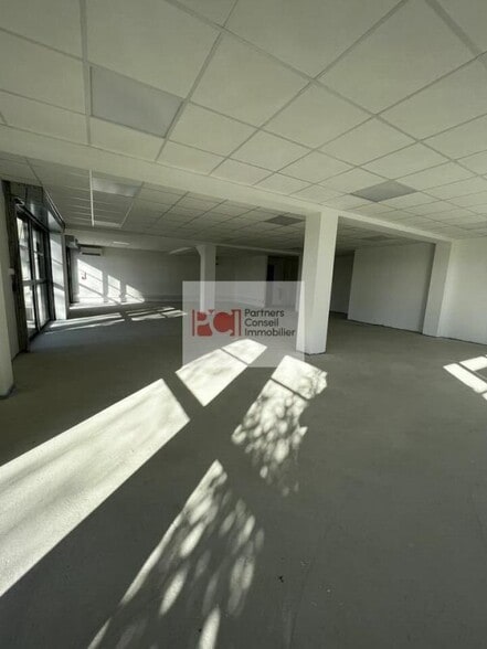Retail in Caissargues for lease - Interior Photo - Image 2 of 3