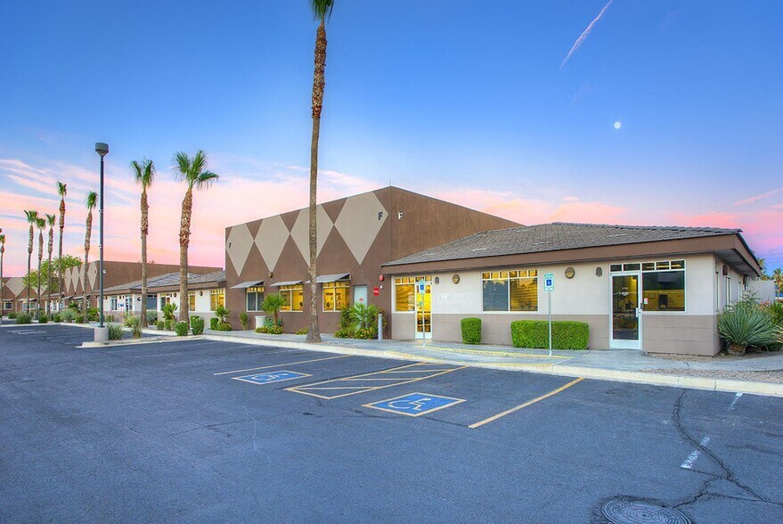 7200 W Bell Rd, Glendale, AZ à louer - Photo du bâtiment - Image 3 de 6