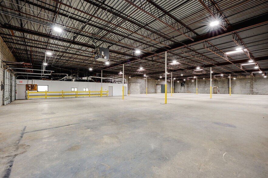 11233-11251 Leo Ln, Dallas, TX à louer - Photo du bâtiment - Image 3 de 7