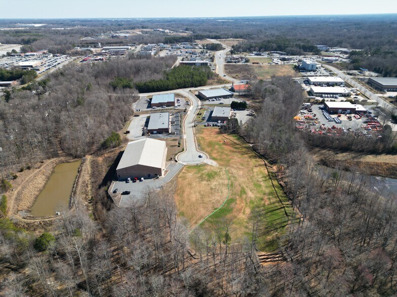 Gretas Way, Kernersville, NC à vendre - Photo du bâtiment - Image 2 de 5