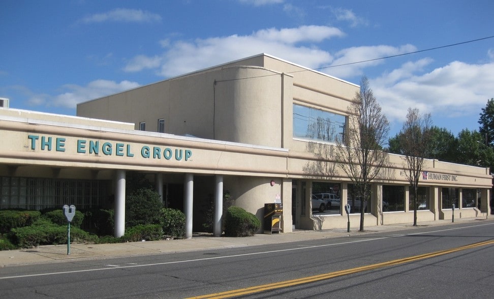 124-128 Atlantic Ave, Lynbrook, NY for sale - Building Photo - Image 2 of 3