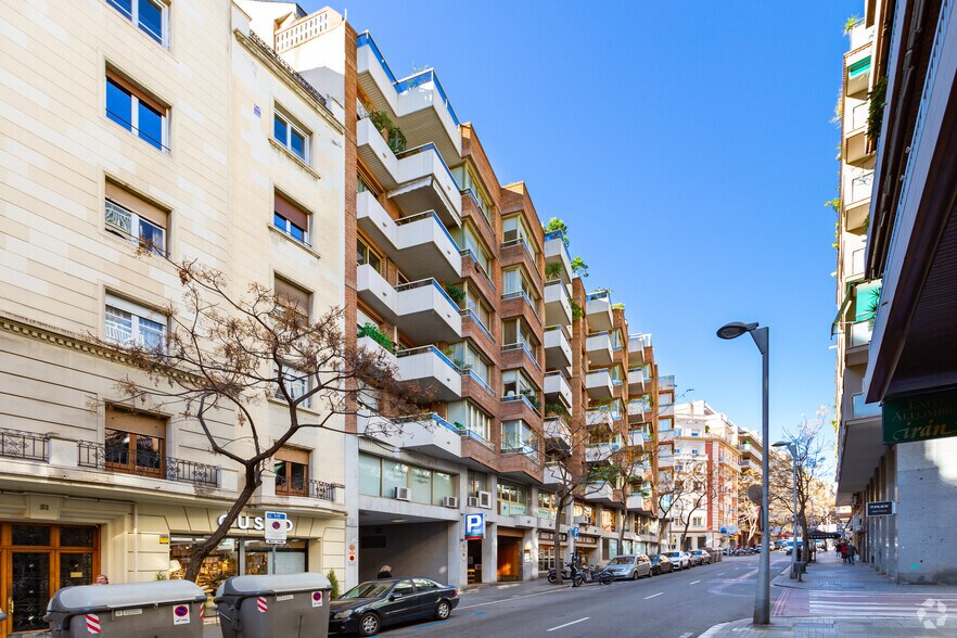 Carrer de Calvet, 33, Barcelona, Barcelona for lease - Building Photo - Image 2 of 3