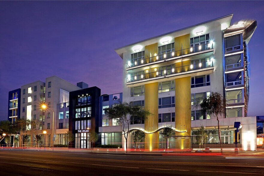 7111 Santa Monica Blvd, West Hollywood, CA à louer - Photo du bâtiment - Image 3 de 10