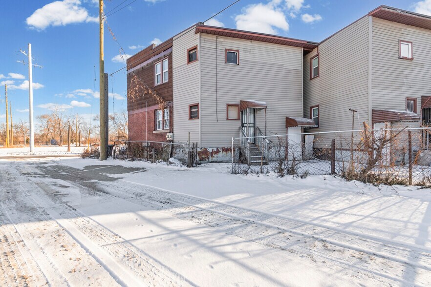 3 4Plexes portefeuille de 1 propriétés à vendre sur LoopNet.ca - Photo du bâtiment - Image 3 de 43