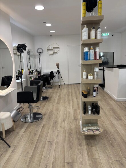 Retail in Paris for lease - Interior Photo - Image 3 of 4